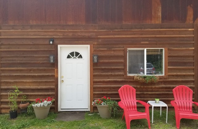 “Cozy Mountain Suites - #2 just 5 minutes from Glacier Park”