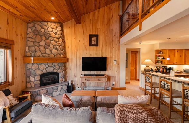 Cozy Mountain Retreat w/Fireplace and Hot Tub