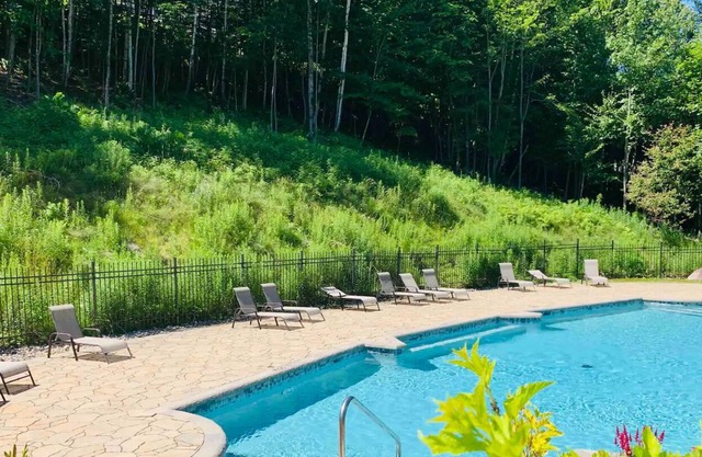 Cozy Mountain View, 6 minutes to ski hill mountain view in historic village.