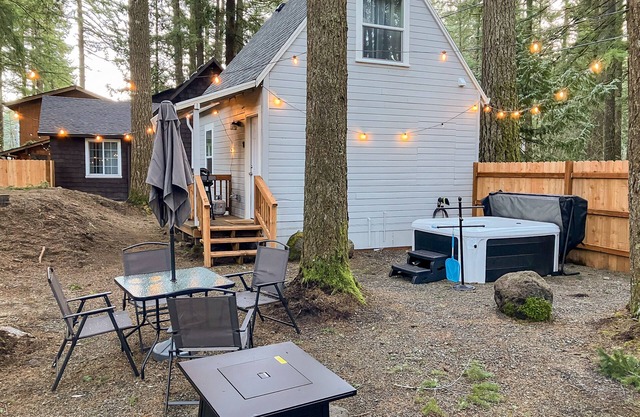 Cozy Mt. Hood cabin with private hot tub & large yard- dog-friendly