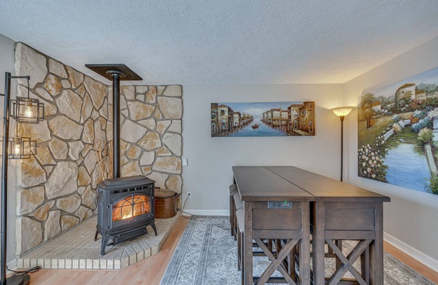 Cozy Nampa Escape w/Fireplace + Smart TV!