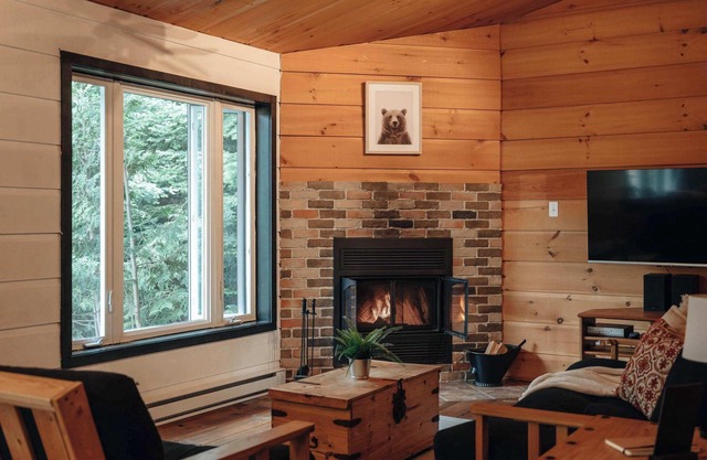 Cozy nature refuge with hot tub