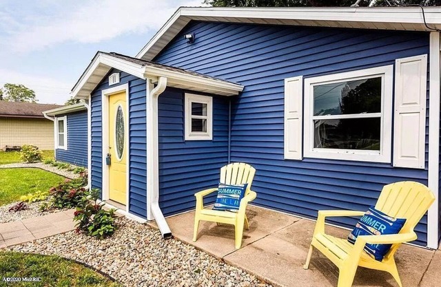 Cozy New Buffalo cottage with hot tub & fire pit. Short walk to downtown!
