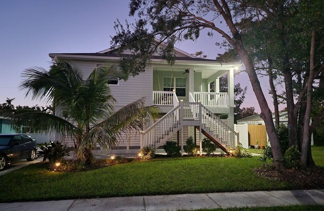 Cozy new home 2 blocks from Manatee River, close to the boardwalk, and downtown