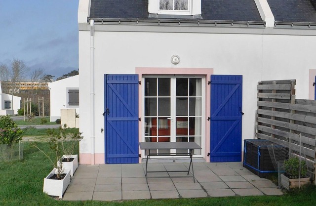 Cozy New Home Near Le Palais, 1.5km to Beach, Garden & Terrace, Sleeps 4