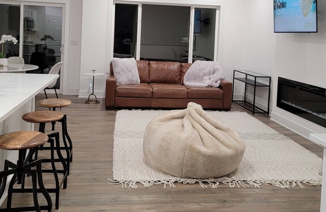 Cozy New Townhome - W/Fireplace Quiet Neighbors