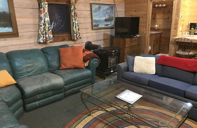 Cozy North Country Cabin in Ogontz Resort