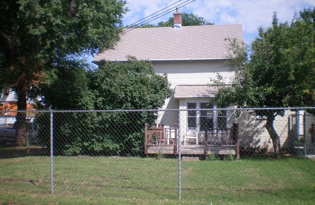 Cozy Nostalgic 2 bedroom, 1 1/2 Bath 2 Story Home With fence, deck & garage.