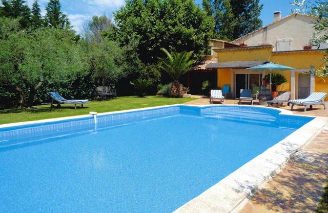 Cozy Noves Home with Pool Access
