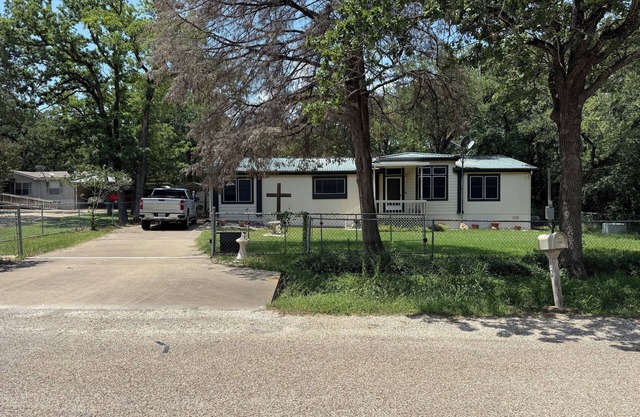 Cozy! Oak Grove Home - Close to I-35