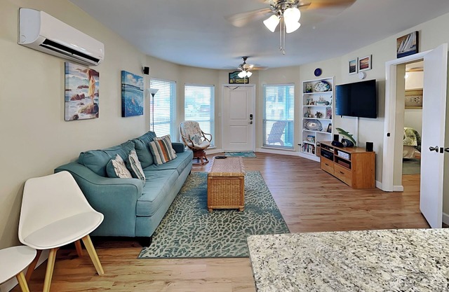 Cozy Oceanfront Condo With Beach Access- Central Location