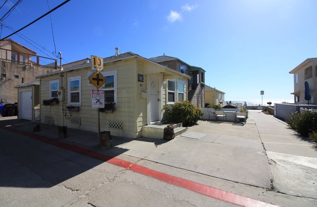 Cozy Ocean View Beach Cottage, Steps to Ocean, Lots of Character -1br- Sleeps 5
