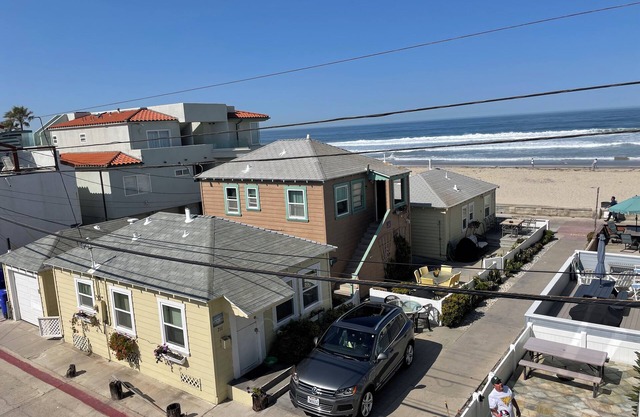 Cozy Ocean View Beach Cottage, Steps to Ocean,Large EnclosePatio -1BR- Sleeps 5