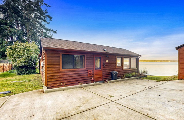 Cozy Oceanfront Cabin with Large Deck & Water Views - Close to Beach