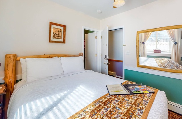 Cozy Old West Themed Hotel Suite With Queen Bed, Free High-Speed WiFi, Cable TV