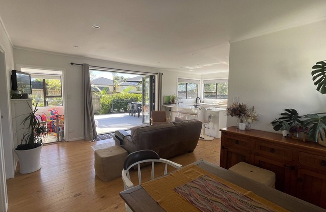 Cozy on the coast - 5 minute walk to the beach (Pet friendly!)