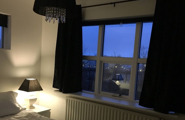 Cozy One Bedroom Apartment With Free Private Parking On Side.