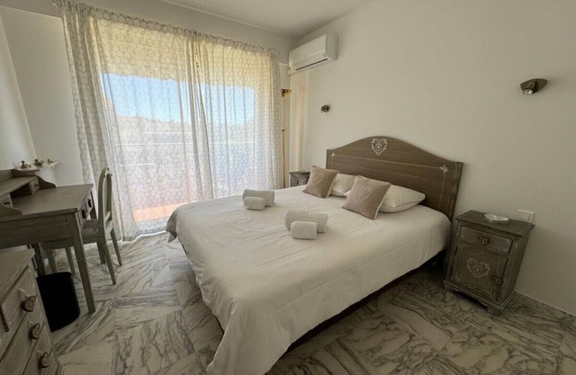 Cozy One-Bedroom Apartment with Balcony and Parking