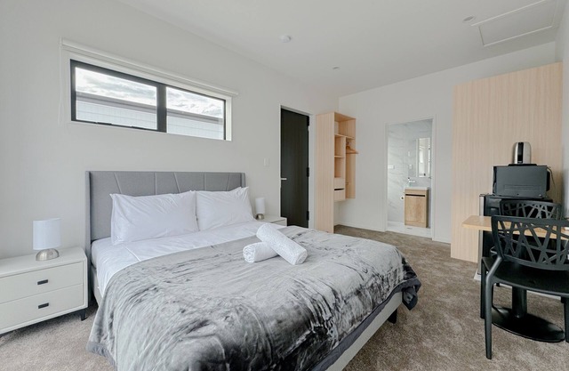 Cozy One-Bedroom Getaway in Takaninin