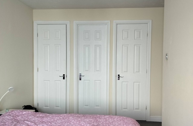 Cozy one ensuite bedroom shared in the flat of 3 bedrooms with water front view.