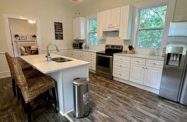 Cozy Original Neo-Colonial 4 Bedroom Home in Downtown
