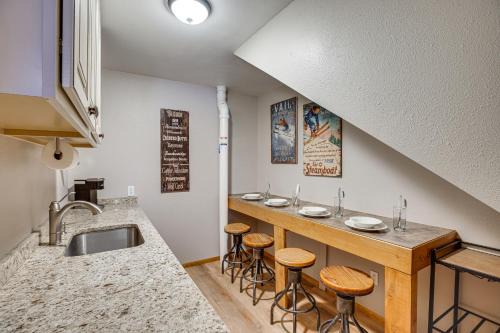Cozy Ouray Home, Steps to Riverwalk Trail!
