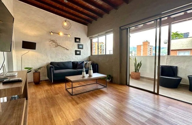 Cozy Penthouse next to Poblado Park with Large Balcony and A/C