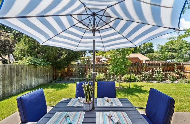 Cozy Pet & Family-friendly fully fenced beautiful backyard