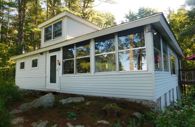 Cozy pet-friendly cottage on Thomas Pond with excellent sunset views!