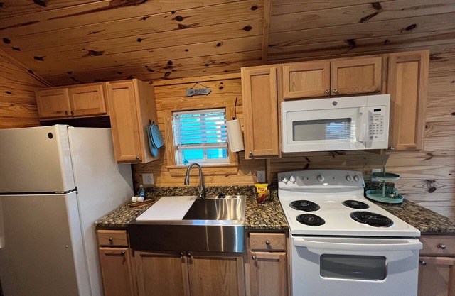 Cozy pet friendly 2-bedroom cabin in Steinhatchee, FL