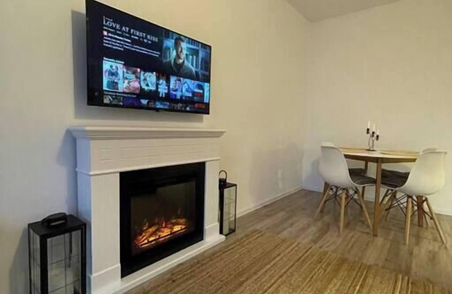 Cozy Place to Remember | Fireplace and Free Parking