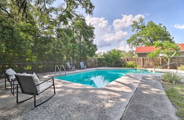 Cozy pool house minutes to the Zoo!