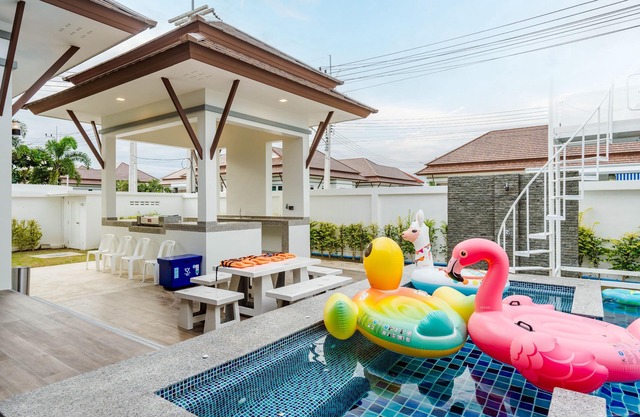Cozy Pool Villa .