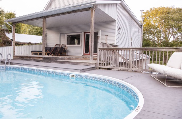 Cozy Prince Edward County home with a pool, near the beach