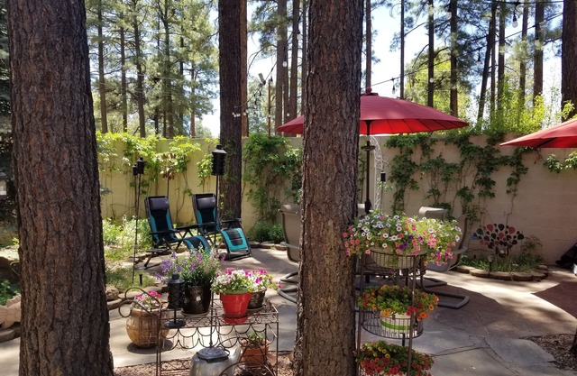 Cozy private Casita in the Heart of Pinetop w/spectacular courtyard.