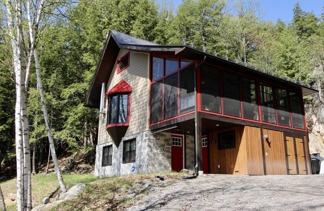 Cozy Private Cottage steps from Lac Dodds w/Sauna -55 mins from Downtown Ottawa