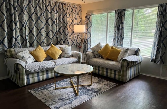 Cozy Private Home 4 bedroom 1 bath, Great Outdoor Area