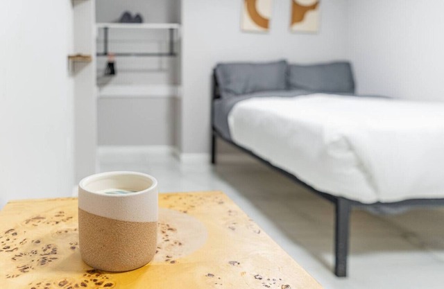 Cozy Private Room in Shared Space NYC & Light Rail