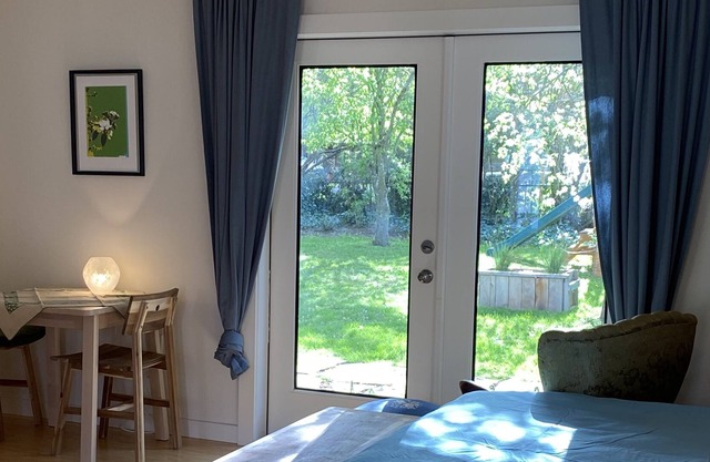 Cozy private studio cottage under the trees