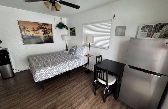 Cozy private studio with own fenced yard-3 miles from Beach