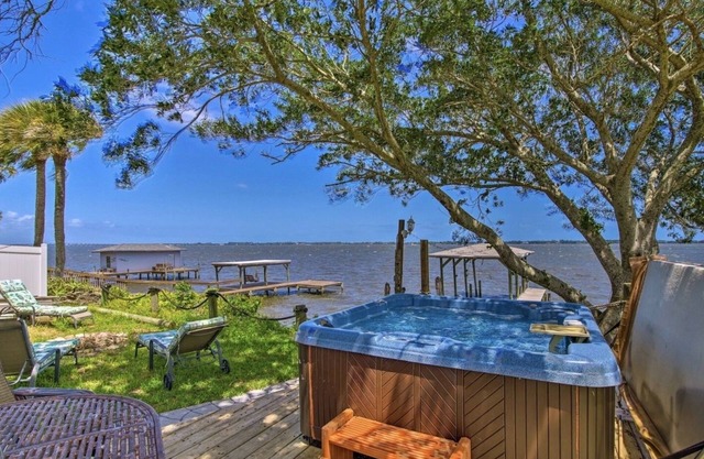 Cozy private villa river views & dock