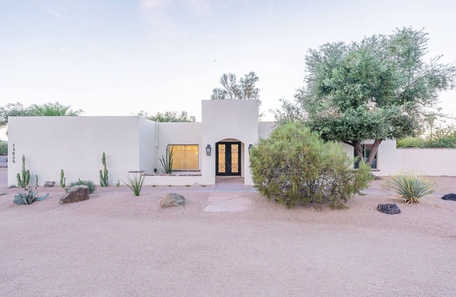 Cozy Pueblo Estate Escape for 16 w/Backyard Oasis