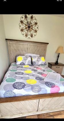 Cozy Queen Bedroom with shared Bathroom