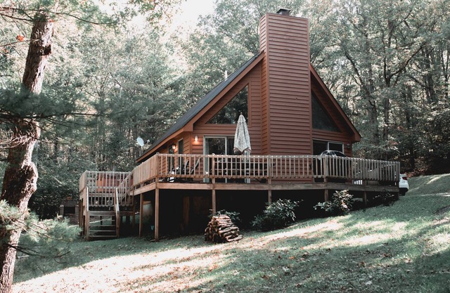 Cozy, Quiet 3BR Cottage in Wooded Lot w/Hot Tub, Grill, Fire Pit & Lodge Decor