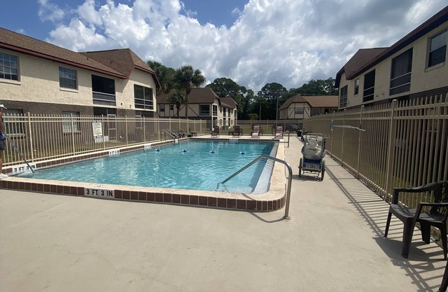Cozy, quiet apartment with pool! In historic down town area.
