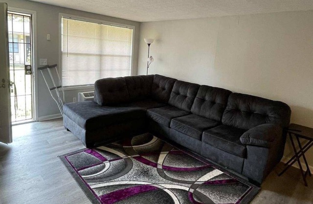 Cozy, quiet one bedroom apartment. Groceries, restaurants, and clothing close.