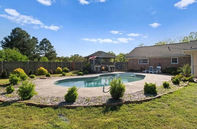 Cozy, Quiet Poolside 3BR Retreat in Broken Bow