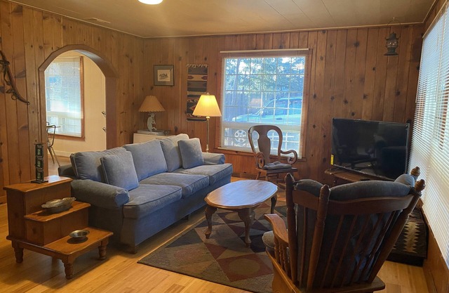 Cozy Ranch Style Cottage in Town