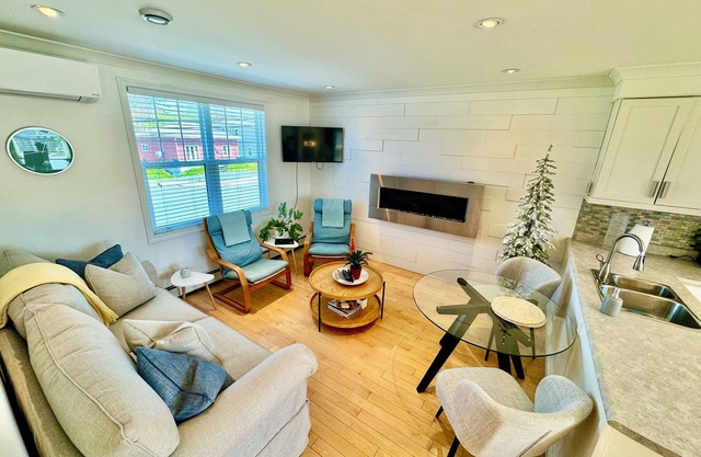 Cozy, Relaxing, Center City Retreat with Private Rooftop Deck!