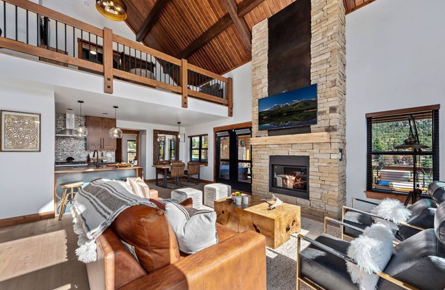 Cozy & Relaxing – Indoor/Outdoor Fireplace, Jacuzzi and BBQ grill